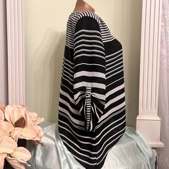Cato. Size Medium. Black & white stripe pullover. V-neck. 3/4 sleeve. B100 - Picture 4 of 6